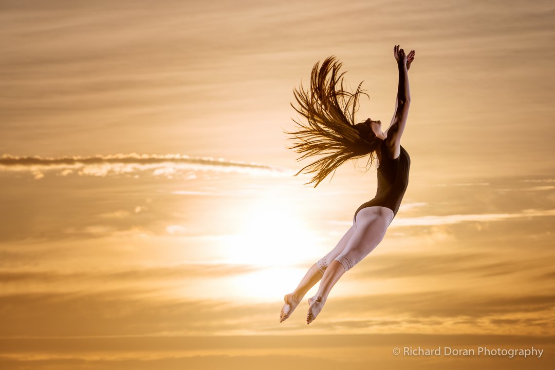 DoranoPhoto's tweet photo. with grace and height - and some cray-cray hair @helena__may #humanscanfly @nzperformingarts #ballet #dance #sunset https://t.co/8uO6fQNjKZ