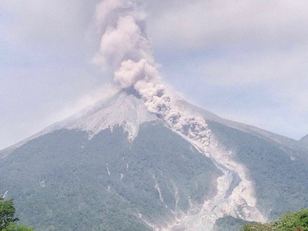 Cierran aeropuerto en Guatemala por erupción de Volcán - CZN41jkWYAAS9gb