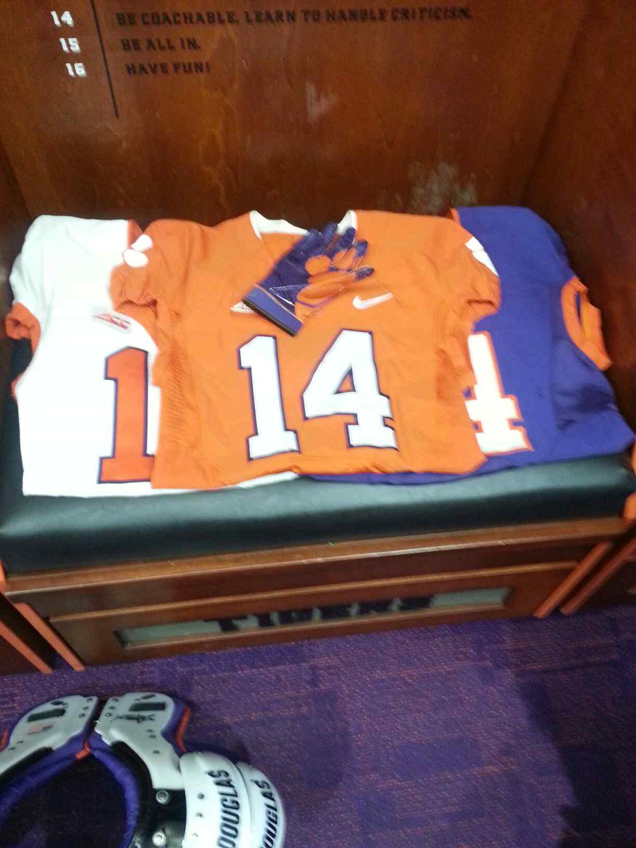 overtond51's tweet photo. S/o to my lil brother heading to Clemson number #1 recruit im proud of you man fr keep grinding https://t.co/iMuevQEEID