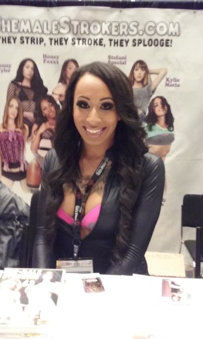 The gorgeous @HoneyFoXXX  #MsSammi #avnexpo https://t.co/lwvtUMpMzW