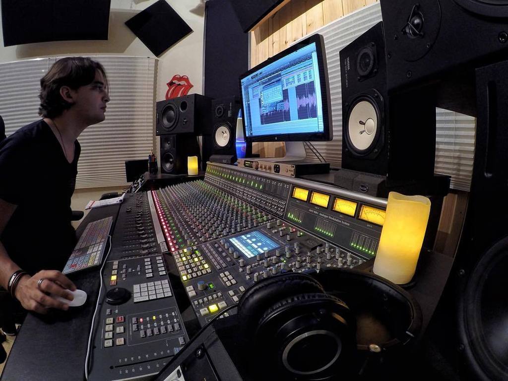 producerpassion's tweet photo. Noite de ediรงรฃo.. ๐ค #recording #studio #sslaws #ssl #music #gravacao #editing #protools #recordingstudio #magnoliapโฆ https://t.co/RYyX7ImEWs