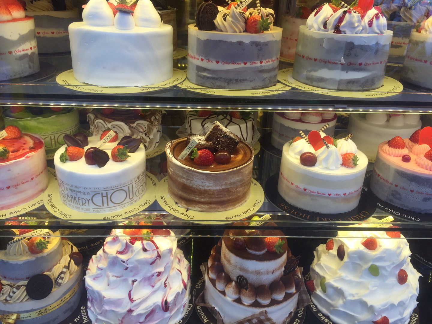 Inibooking 韓国旅行 弘大で見つけた激安ケーキ屋を紹介しましょう 韓国弘大にあるchouケーキ屋では色んな種類の ケーキが沢山あるし １万ウォンから２万ウォンで１段から ２段のケーキを買えることが出来て 韓国の若者達に人気がある店です