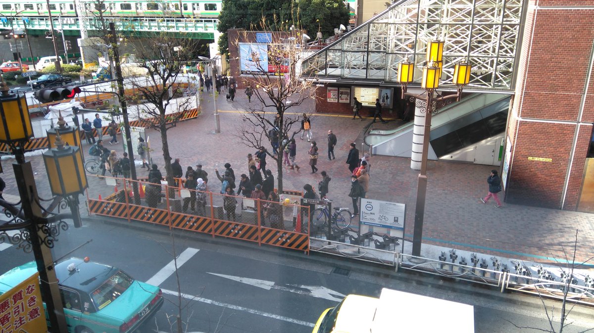 うえをむいてあるこう V Twitter こんな歩行者の多い場所に喫煙所作っちゃって 路上喫煙を役所が推奨してるようにしか見えない 東京都新宿区 西武新宿駅前 国際都市の自覚ある 新宿区 喫煙 路上喫煙 T Co Kxm1knz2xr