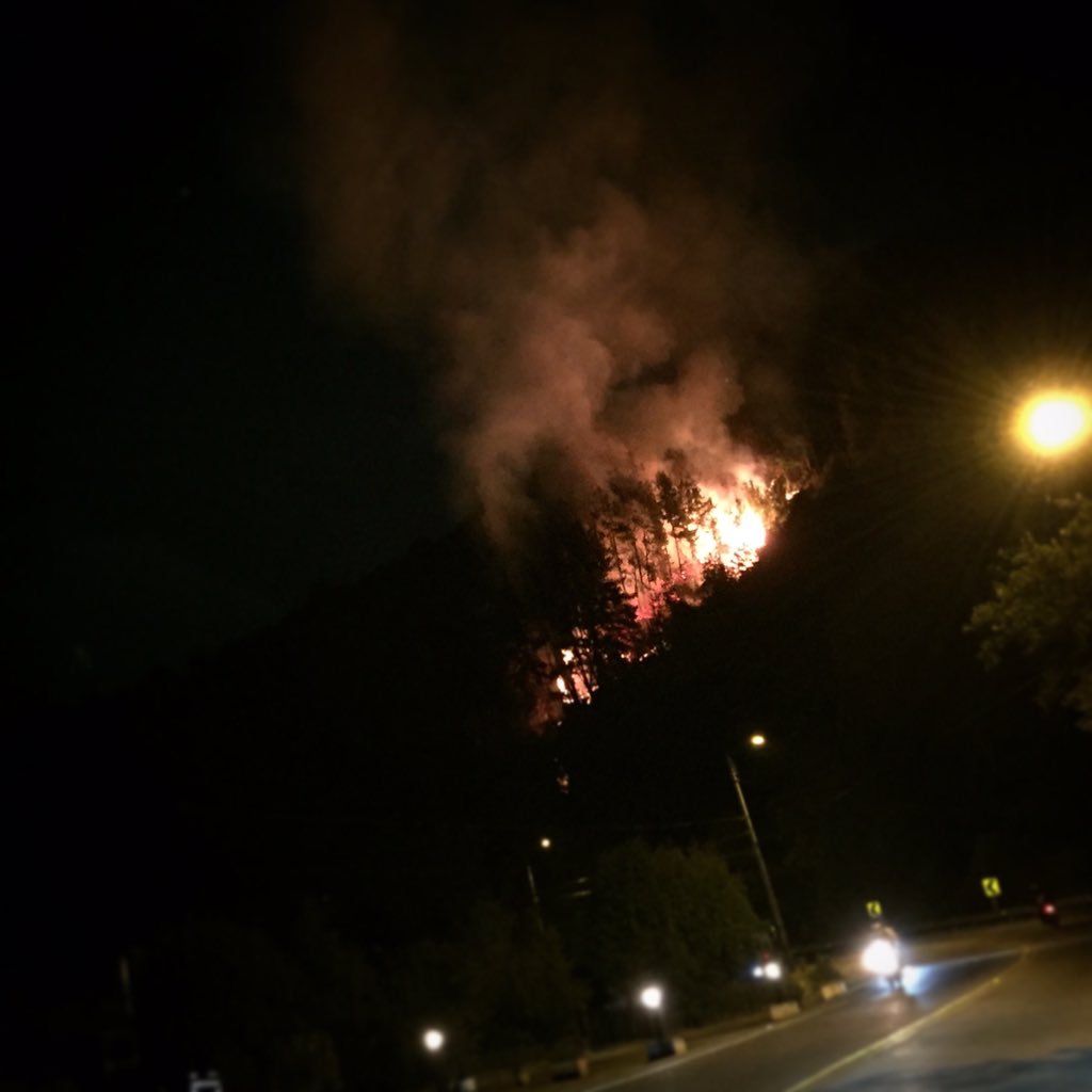 migueldenarvaez's tweet photo. Tremendo incendio vía La Calera en El mirador de La Paloma . Mal. https://t.co/yeWYCjFuHq