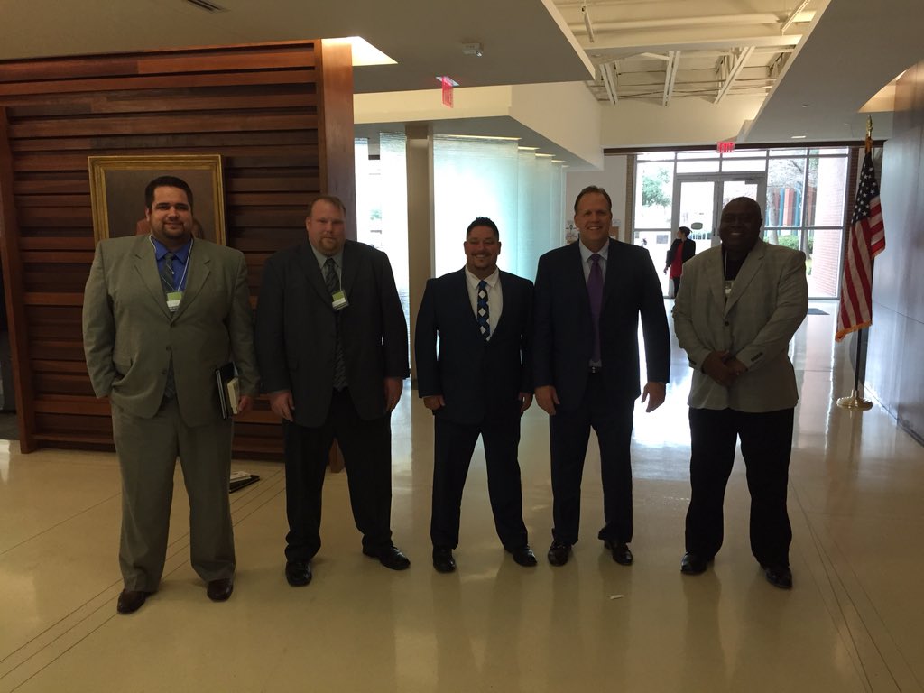 kgig79's tweet photo. Mr. Rob Gray's O-line at #AILLA101 #BIGMENONTHEMOVE @AIL_NILICO https://t.co/j6xzJwrhoh