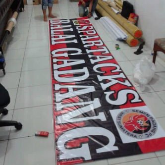 adhieviscara's tweet photo. Persiapan Merahkan Stadion GBK #semenpadangjuara #nontonfinal #persatuansuporterbangunpagi https://t.co/12VQvAjAie