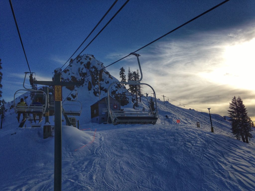 TommyTranTV's tweet photo. One more for the road. This pic really doesn't do it justice. #ChinaPeak #abc30insider #HellaSnow https://t.co/iTAPcaJbWR