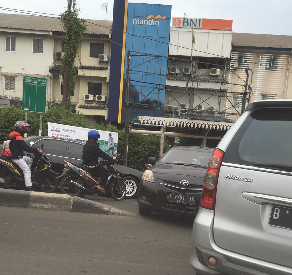 pigar11's tweet photo. Mobil lawan arah gak tau aturan bikin macet di pemakaman Joglo @TMCPoldaMetro @infoll @infojakarta https://t.co/lREWO8OAYC