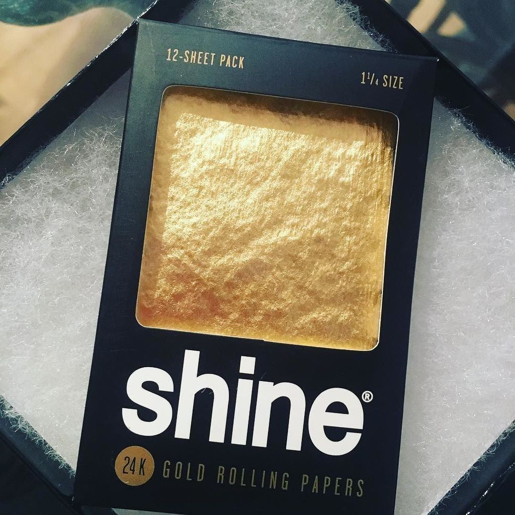 ShinePapers's tweet image. What my sissy @ms_boria85 got babe 😁✨👌🏽 #shinepapers #24kGold #rollinginstyle by _shirleyb_ #marijuana #cannabis #s…