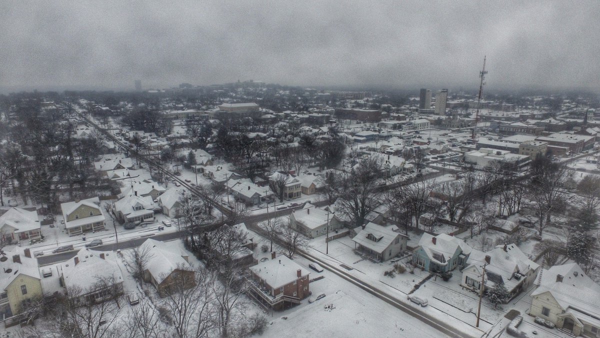 newviewsaerial's tweet photo. Downtown aerial shots of the snow!  @ChrisAllenSkywx @WxOrNotBG @AndrewWNKY @Main_Event_Wx @Kentuckyweather #snow https://t.co/sETdSwFfxh