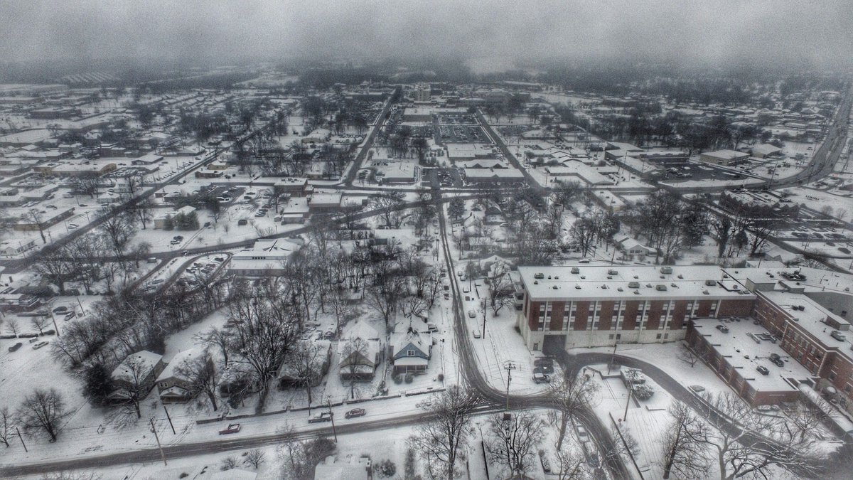 newviewsaerial's tweet photo. Downtown aerial shots of the snow!  @ChrisAllenSkywx @WxOrNotBG @AndrewWNKY @Main_Event_Wx @Kentuckyweather #snow https://t.co/sETdSwFfxh