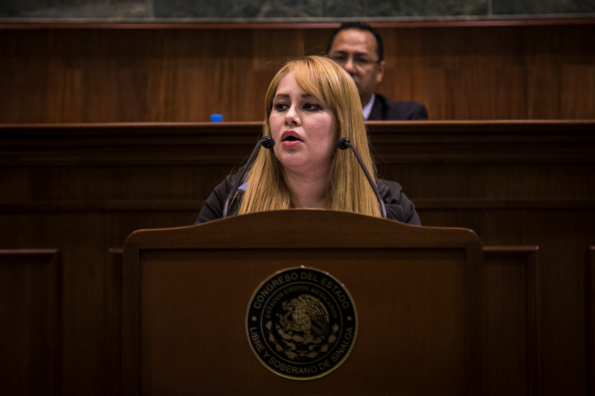 SinEmbargoMX's tweet photo. Diputada panista relacionada con "El Chapo" es trasladada a la Ciudad de México a declarar https://t.co/kMuk7Scpt7 https://t.co/6xQ05mzI4Q