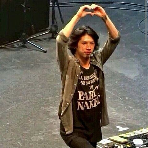 ok_onn's tweet photo. このハートポーズ
愛してるよお前らあああとか言ってんだろーな
 https://t.co/c7oukwLxB4