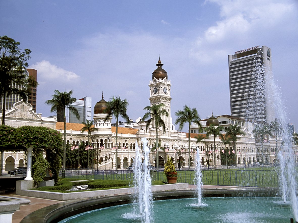 3. Foto dengan latar Menara Petronas
4. Jajan kuliner di Jalan Alor
5. Seru-seruan di KL Bird Park
#AirAsia5Things