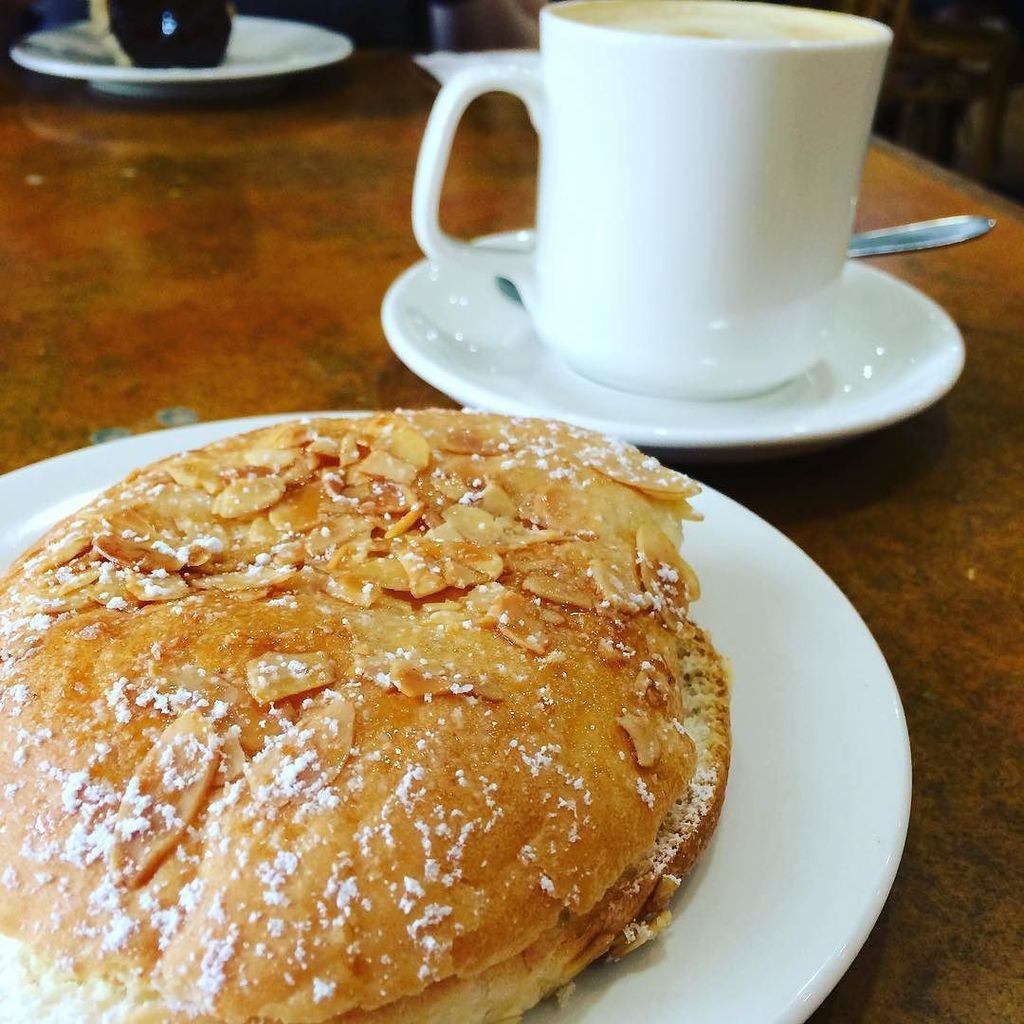 whirlsie's tweet photo. Final Beesting of my trip!! #bendigo #beestingcake #beechworthbakery https://t.co/GlBJHssLyO