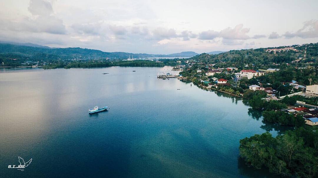Funwith_drone's tweet image. by @g.i.joe_aerial Selamat siang dari Teluk Ambon.. #dronefolio #drone #dronefly #djiworld #inspirepro #sea #drones…