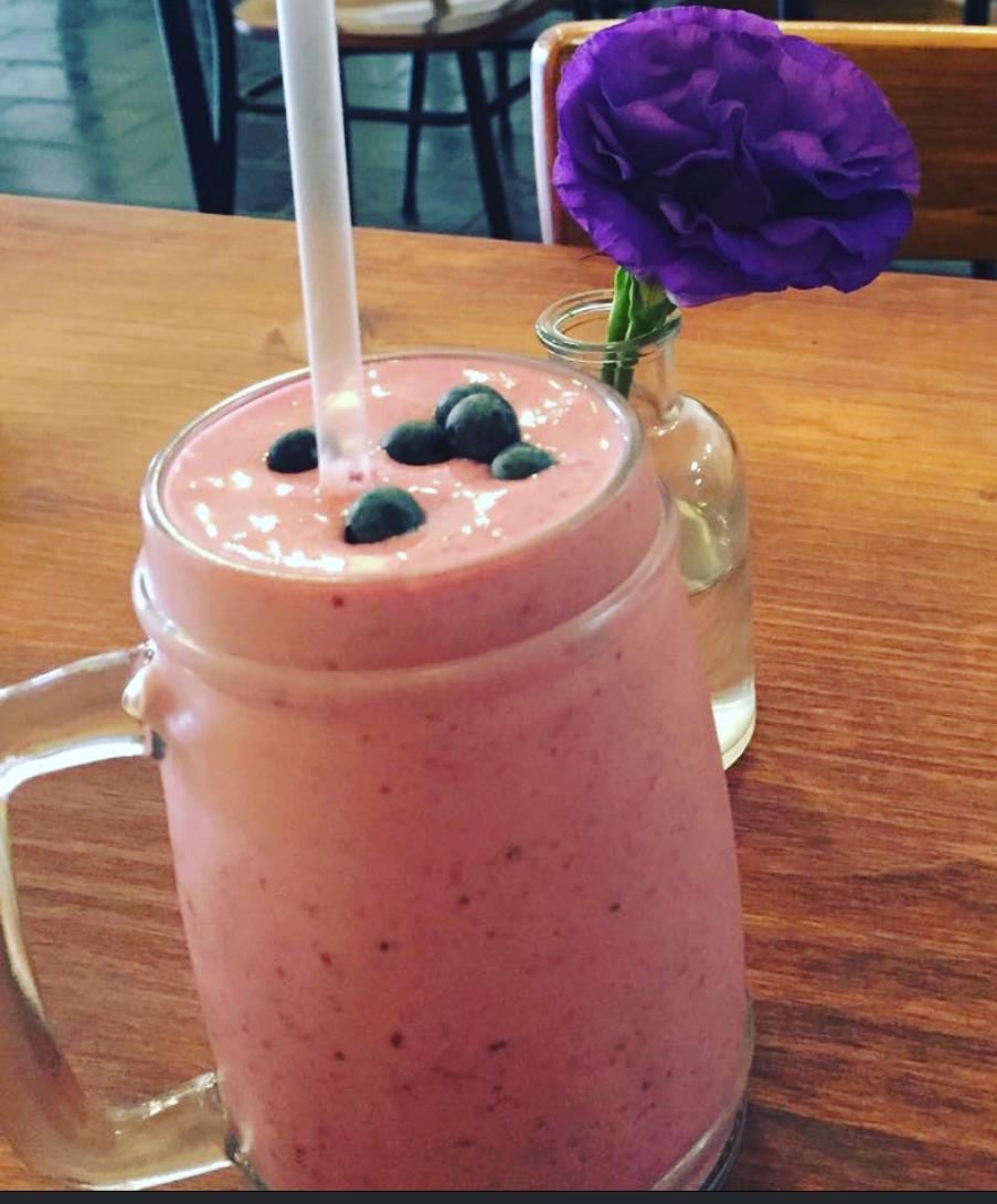61plusate's tweet image. Pop my berry smoothie. Wholesome goodness for only R32.00 #smoothie #powerfruit