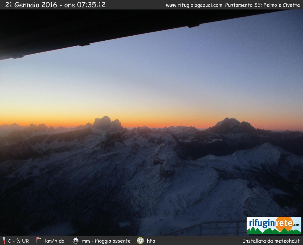 I #colori dell'#alba in #dolomiti #rifugiolagazuoi  rifuginrete.com/webcam <a href="/RifugioLagazuoi/">Rifugio Lagazuoi</a> <a href="/cortinadolomiti/">Cortina d'Ampezzo Official Page</a>