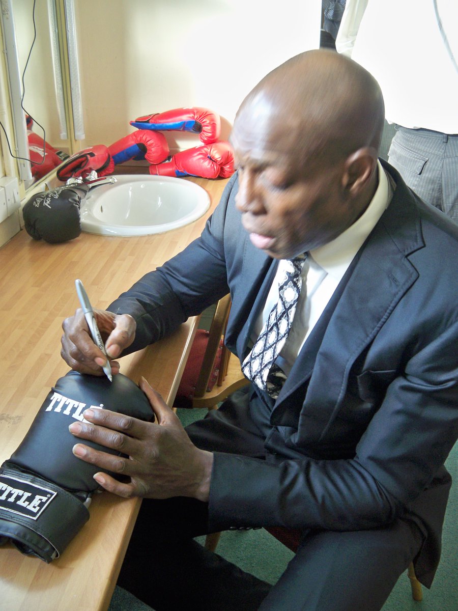 frankbrunoboxer's tweet photo. I'll giveaway signed boxing glove 2 a random existing or a new follower next Weds 27 1 16 22.00 so get Re tweeting https://t.co/JndPh28XR6