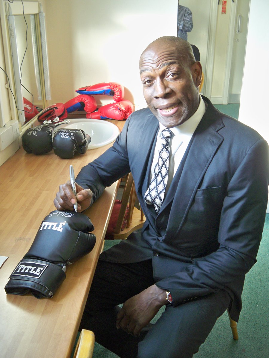 frankbrunoboxer's tweet photo. I'll giveaway signed boxing glove 2 a random existing or a new follower next Weds 27 1 16 22.00 so get Re tweeting https://t.co/JndPh28XR6