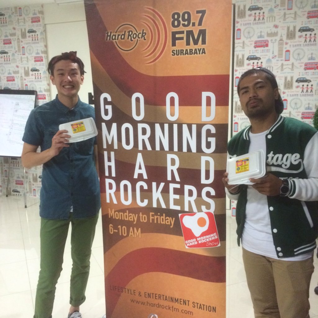 HRFMSurabaya's tweet photo. #GMHR Goes to Office - free lunch from @agustianprtama &amp; @IndraPramujito 89.7 @HARDROCKFMSBY https://t.co/Lzy1EWDDbr