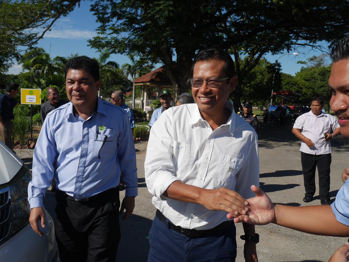 filedaus's tweet photo. Sekitar majlis lawatan kerja YB menteri pertanian @shaberyc  di @MARDISPerai bersama KP @sharifharon #BetterMARDI https://t.co/UgArR33ajG