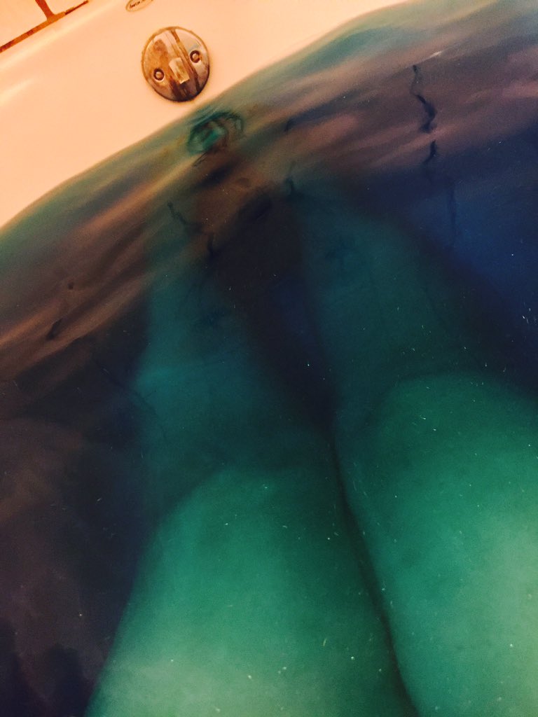 wrapgirlruby's tweet photo. Feeling like a #mermaid with my intergalactic bath bomb @LushLtd @lushcosmetics 😍☄☄🌊 https://t.co/79XVHI6TBZ