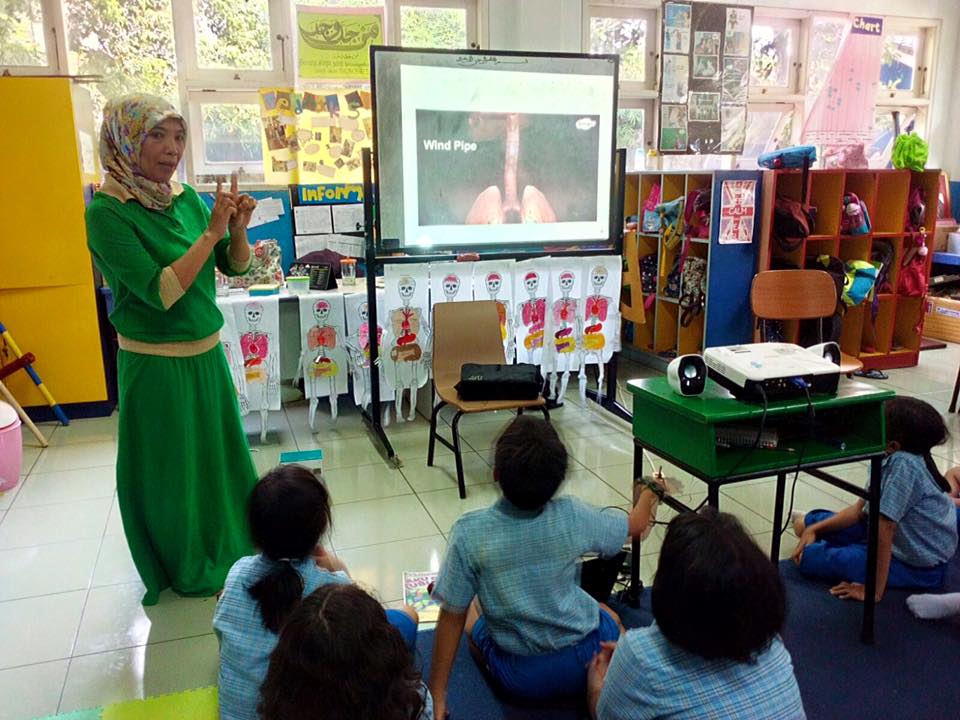 LazuardiGCS's tweet photo. Ibu Dokter Sumi, salah satu orangtua siswa, menjelaskan tentang organ tubuh. Belajar dari ahli, di SD @Lazuardi_GIS https://t.co/3ah3AyKx8m