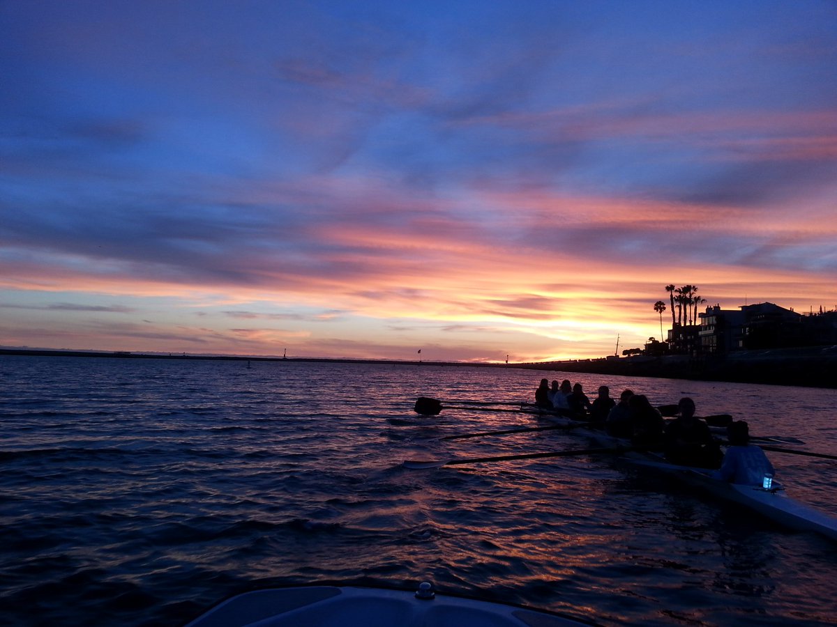 coach_rowing's tweet photo. Ended practice on a good note tonight. #CatchAndSend #Coaching #Rowing #2k'sWeAreComingForYa #sunset https://t.co/6qCoulufMU