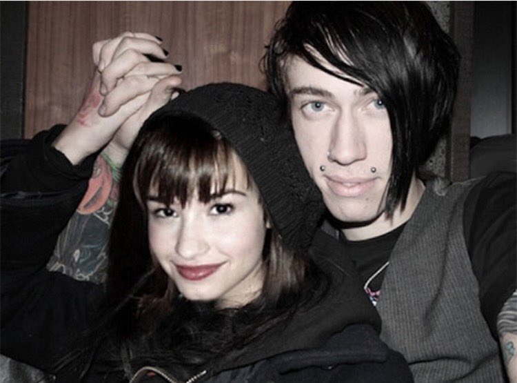 Demi Lovato Kissing Trace Cyrus