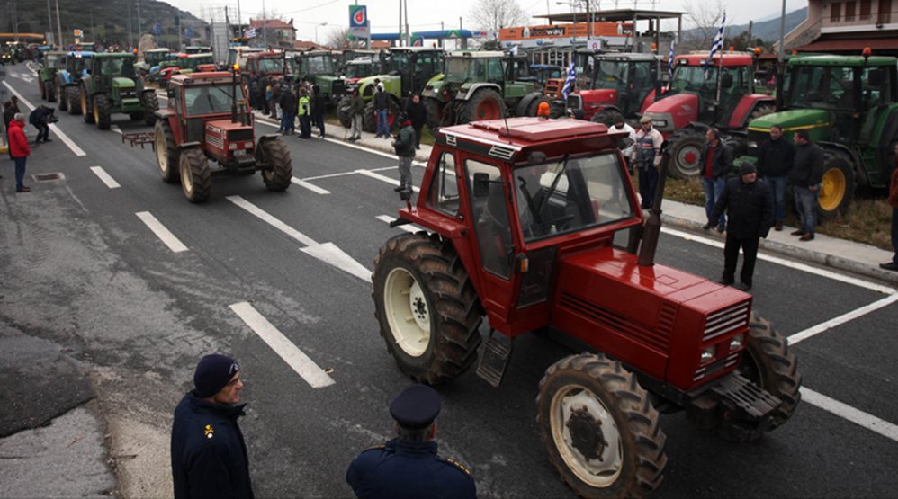 eprotothema's tweet photo. #Farmers around #Greece protest #Syriza #pensions #Pensionsreforms https://t.co/zekyBREFXs #agrotes #agrotesbloka https://t.co/qRiMyw7IMh