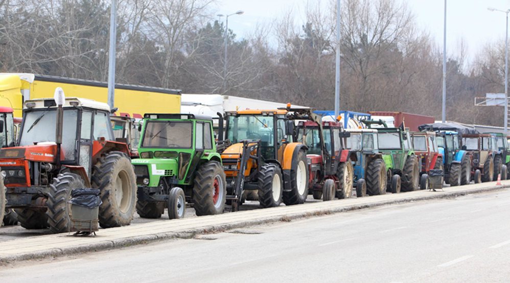 eprotothema's tweet photo. #Farmers around #Greece protest #Syriza #pensions #Pensionsreforms https://t.co/zekyBREFXs #agrotes #agrotesbloka https://t.co/qRiMyw7IMh