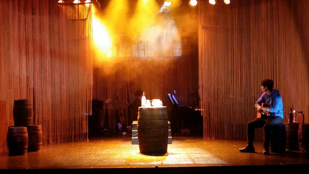 bluehorsebottom's tweet photo. 무대중앙에 5인조 라이브밴드가 함께 합니다. 시츠프로브 중.  #마스터블렌더 쇼케이스 https://t.co/mLUacyKOWZ