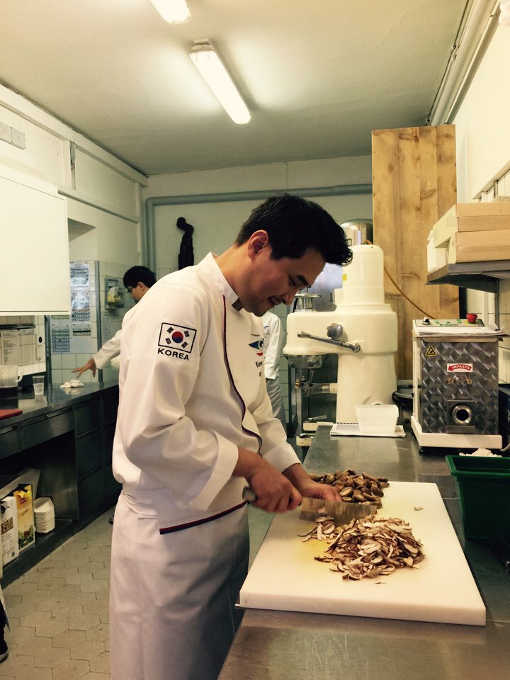 chefedwardkwon's tweet photo. Davos Forum "Korean Night" Gala Dinner. #edwardkwon#cnntravel#cnnfood#koreanfood#galadinner#chef#food#hansik https://t.co/lI2X15NmGD