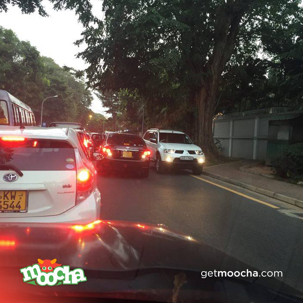 MoochaApp's tweet photo. එයාගේ බාප්පාගේ පාර ද දන්නේ නෑ ? #SLTraffic #colombo #traffic #lka https://t.co/rS45ieLQbg