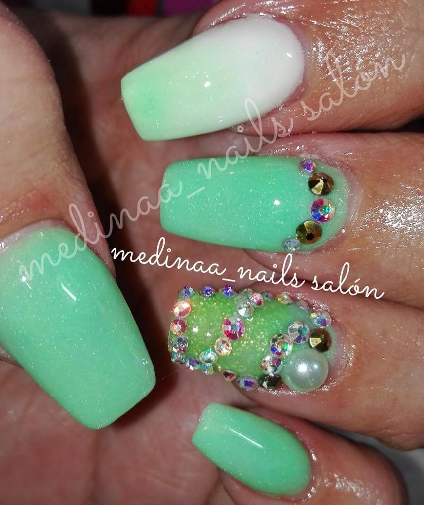 LosMochisNews's tweet photo. #medinaa_nails #green #gradient #degradado #verde #green #menta #mint #stones #squaletto #Coffin #longnails #nails2β¦ https://t.co/MLm2muXyPa