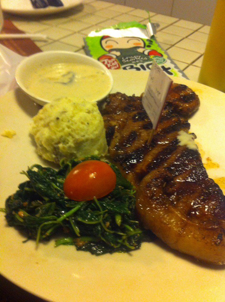 iputbasong's tweet photo. @iputbasong: Asssooyyy bisa makan disini lagi @Holycow_Radal #TKPradal https://t.co/PvADFqYozb