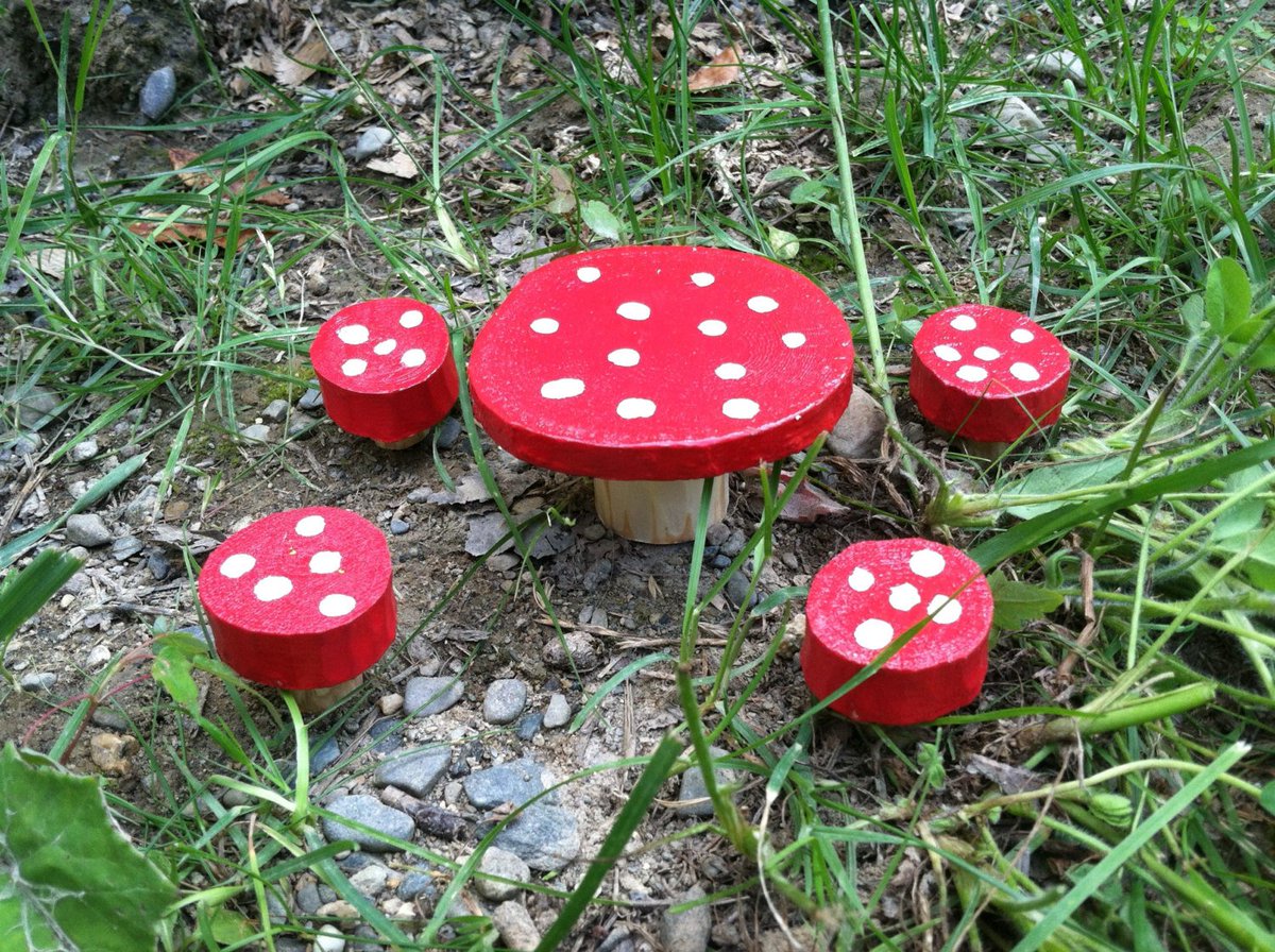Lightofday1228's tweet photo. Fairy woodland mushroom table and stool set https://t.co/ksoRdoJddh #etsymntt #MushroomTable https://t.co/T6tF5lLYd0