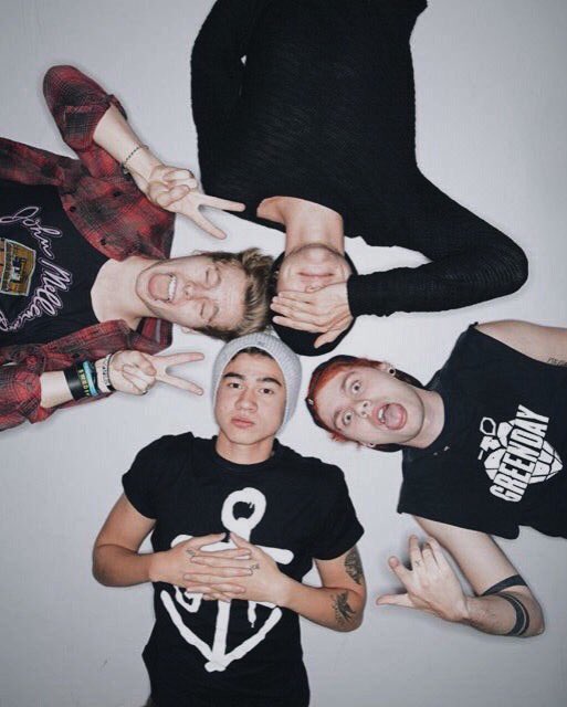 WlLDFLEUR's tweet photo. day 15: calum + OT4 #20DOC I love them all so much ❤️🤘🏼 https://t.co/BIePcsHnrq