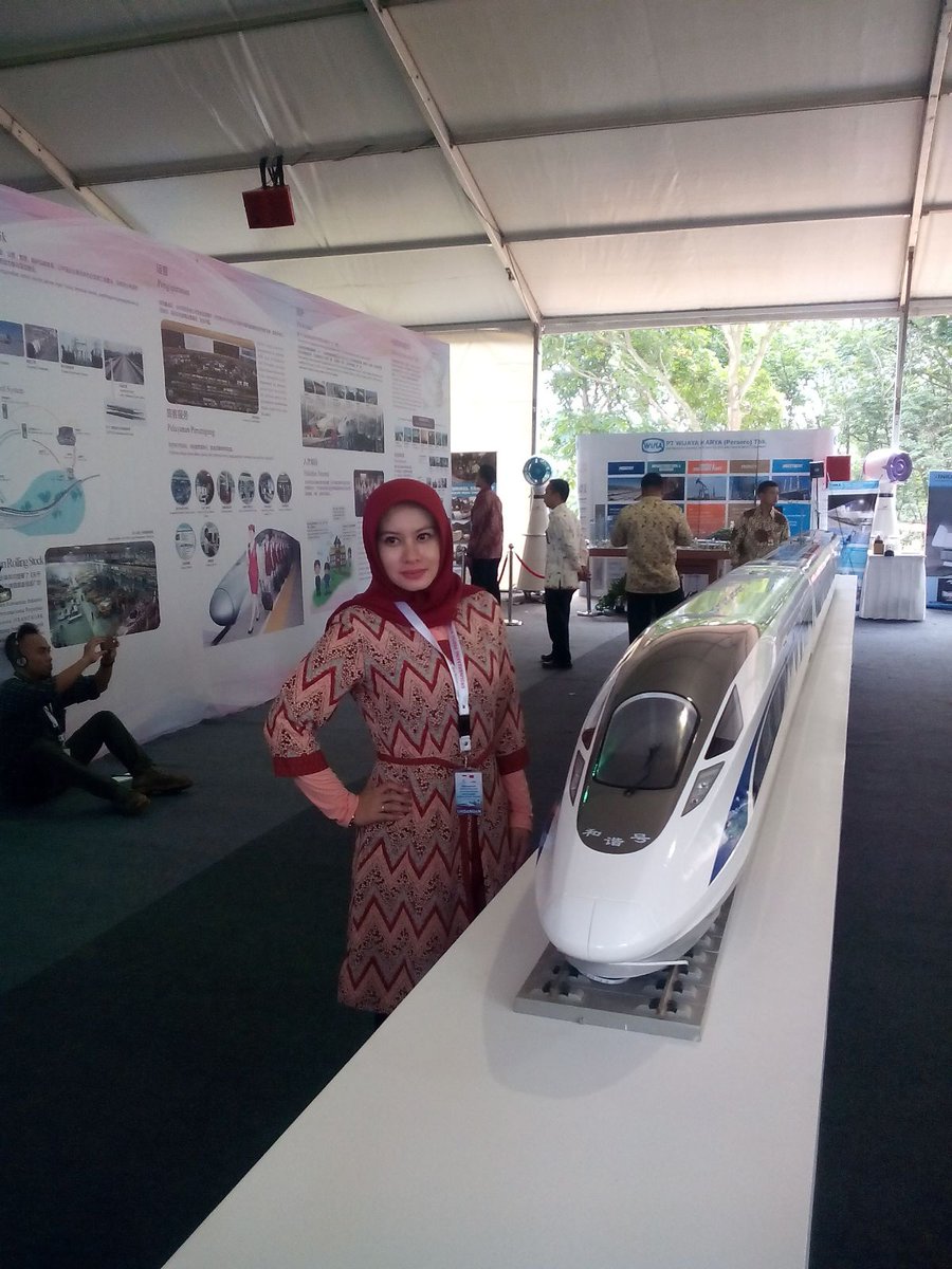 TransportasiRI's tweet photo. warga berpose dengan miniatur kereta cepat Jakarta-Bandung kemarin groundbreaking di #Walini https://t.co/hNiR7JX1Dj