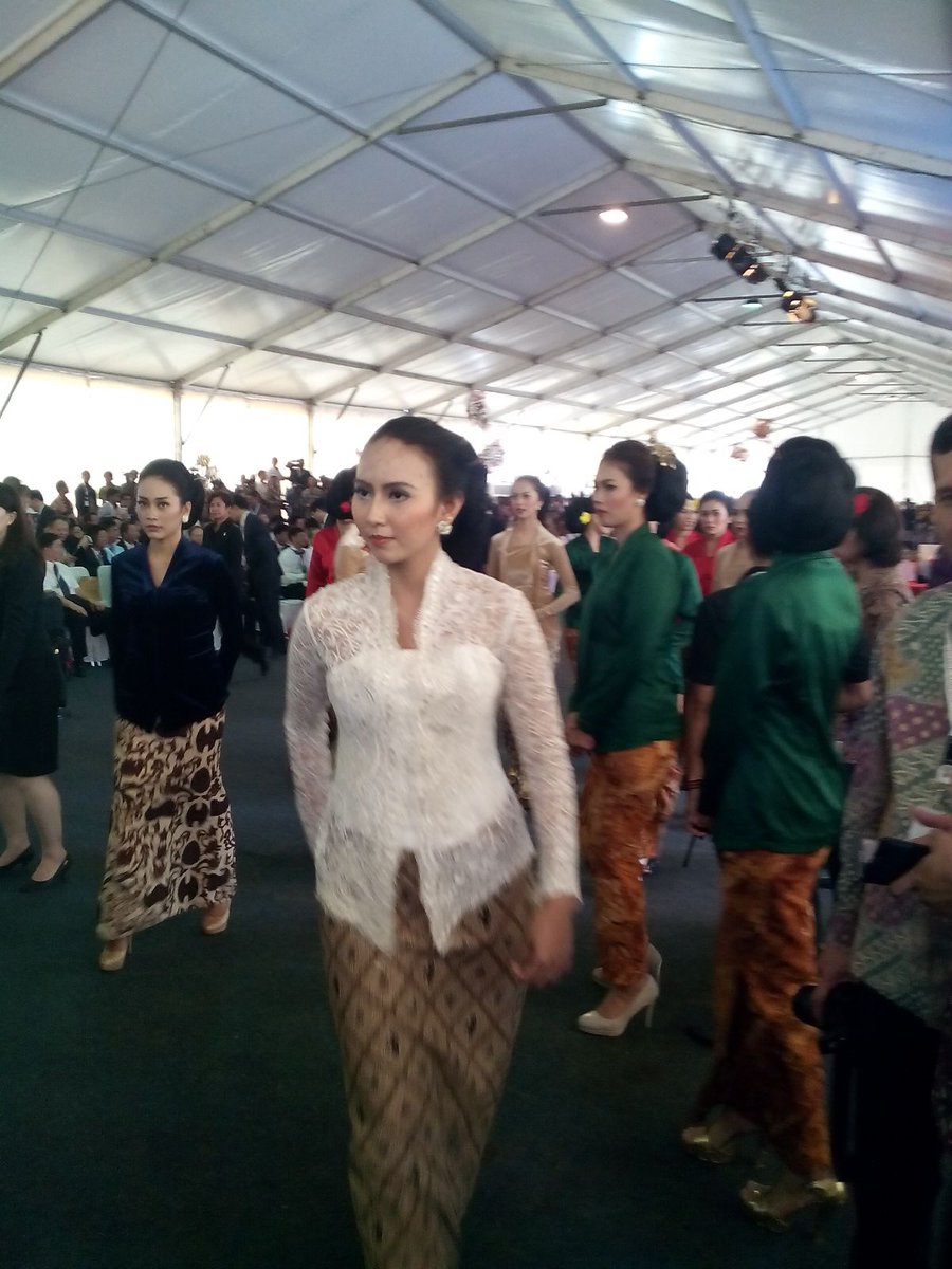 TransportasiRI's tweet photo. Mojang Bandung penyambut tamu groundbreaking kereta cepat Jakarta-Bandung Kemarin di #Walini Km 95 https://t.co/TBLx0zDpJV