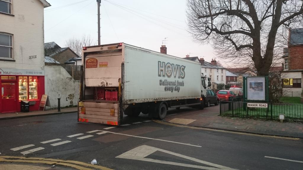 KMJProperty's tweet image. @hovisbakery safe parking again!! Please give your drivers more training #dangerous @RusthallCouncil @KentHighways