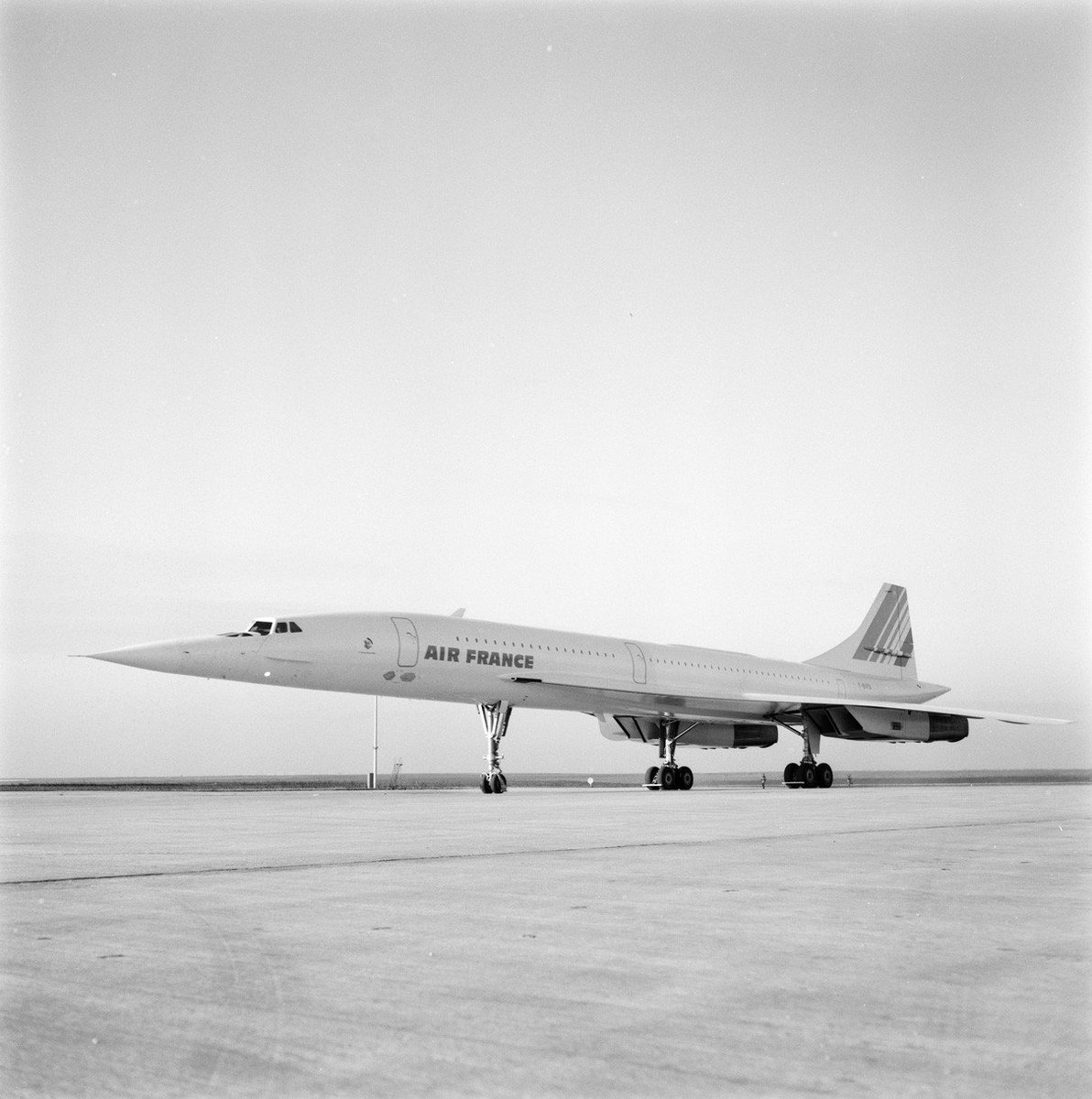 SAFRAN's tweet photo. #ThrowbackThursday 21 January 1976: 1st supersonic commercial flight of the #Concorde 
#avgeek #missyou https://t.co/POhTBgdT82