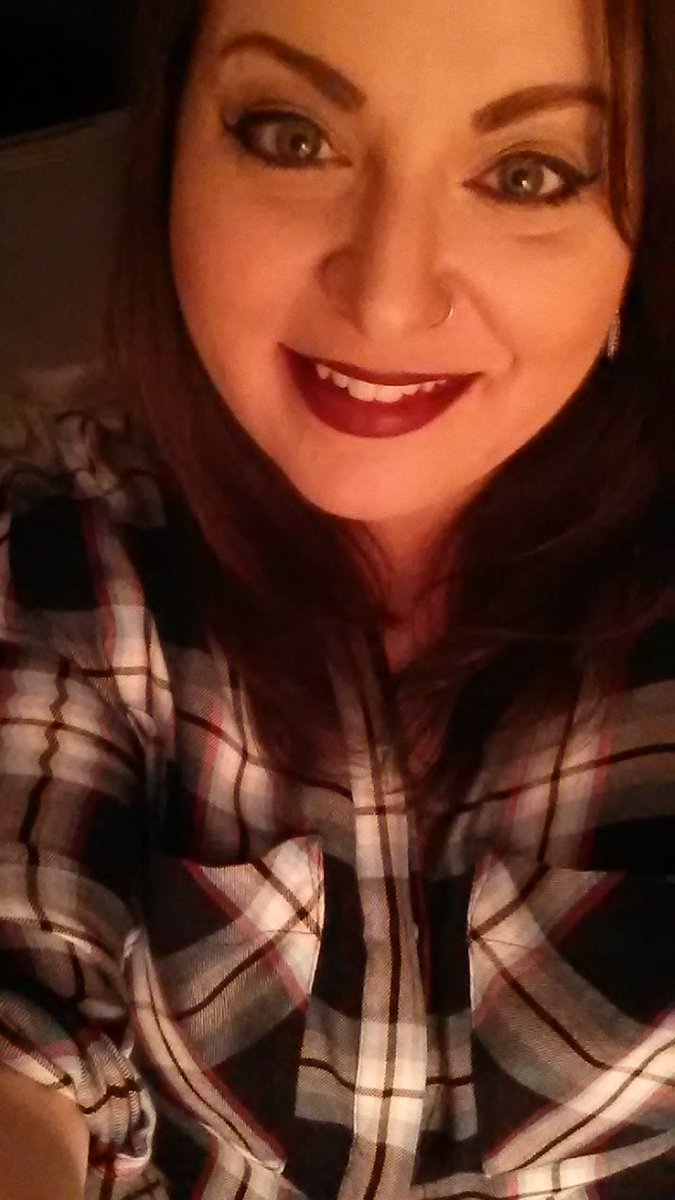 CullmanAshley's tweet photo. Dark lips kinda day!!! #LipPic #makeuplooks https://t.co/imh0nH67vM
