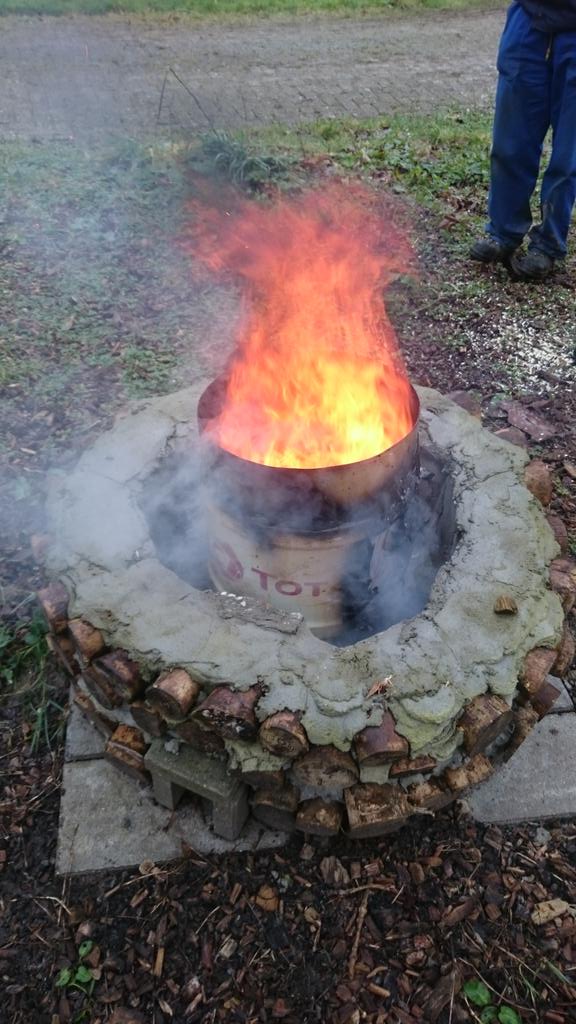 TBuizerdweg's tweet photo. De oude was door vele gebruik op. Met dank aan @deNieuwstad hebben de jongens weer een nieuwe vuurton https://t.co/m4DyskzuxF