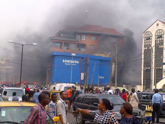 Iamtugar's tweet image. Heavy smoke now coming out of the samsung building at allen #allenfire @Gidi_Traffic fire fighters still battling it