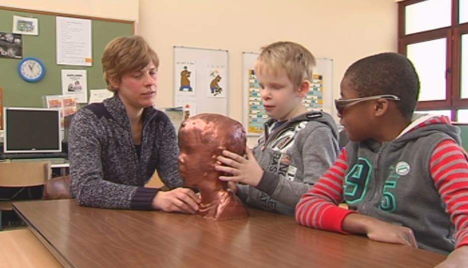 rob_televisie's tweet photo. Yoran is 9 jaar en blind geboren. Zijn oma liet een 3D-beeld maken. We gingen langs in zijn school @Ganspoel https://t.co/ghzA2clQCZ