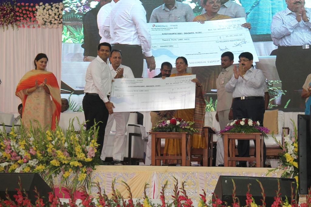 DhanrajNathwani's tweet photo. Donation of Rs.25L in Mukhyamantrishri swachchhata nidhi.
@anandibenpatel @mpparimal @PoonambenMaadam @BBokhiria https://t.co/T3tvAwXAfX