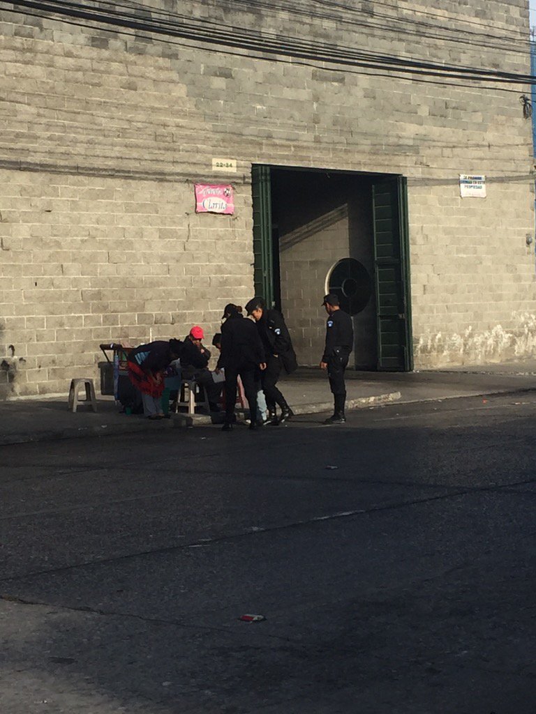 betocardonam's tweet photo. Hombres en moto disparan en predio buses la antigua, Pnc cierra 23 calle y 3ave zona 3 capital https://t.co/yGnZzUMs8N