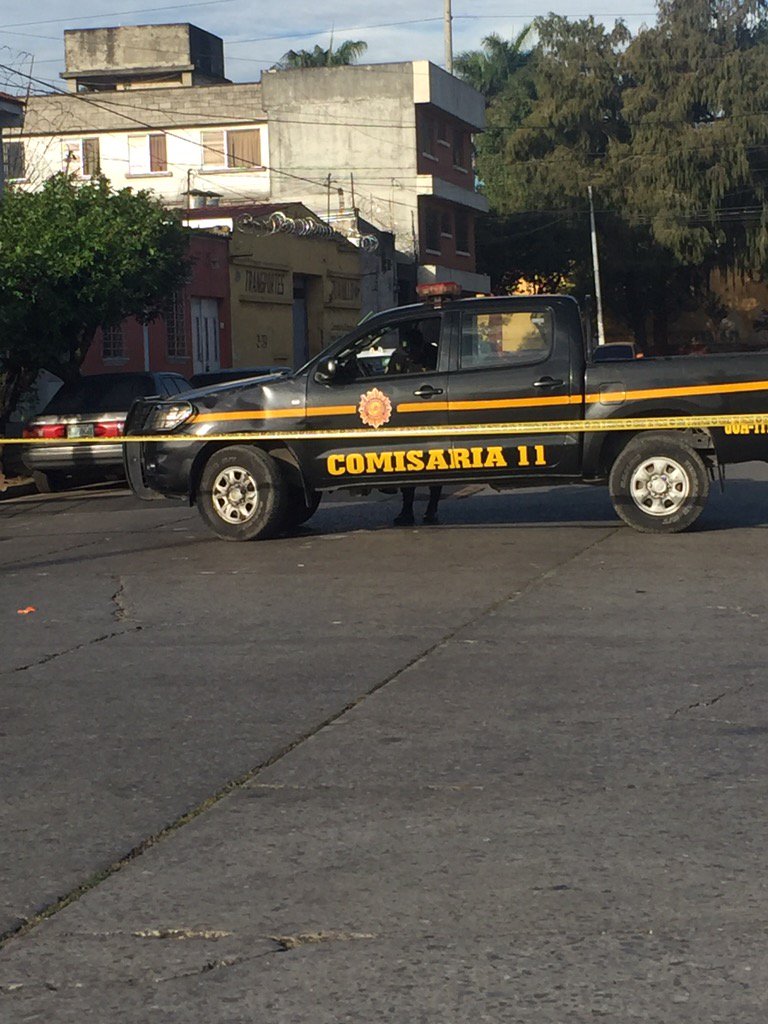 betocardonam's tweet photo. Hombres en moto disparan en predio buses la antigua, Pnc cierra 23 calle y 3ave zona 3 capital https://t.co/yGnZzUMs8N